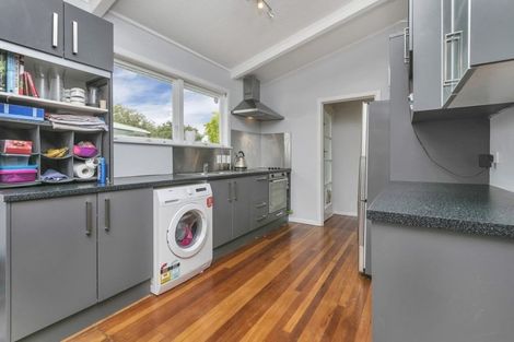Photo of property in 38 Maui Pomare Street, Blockhouse Bay, Auckland, 0600