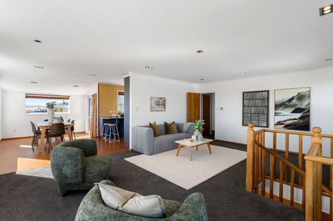 Photo of property in 32 Brooker Grove, Newlands, Wellington, 6037