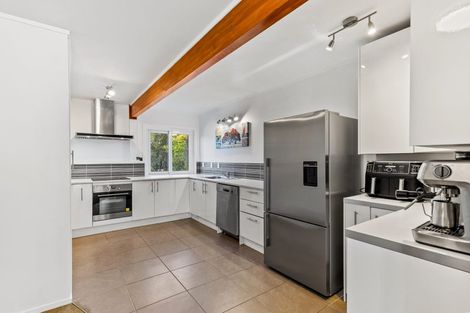 Photo of property in 15a Whangaparaoa Road, Red Beach, 0932