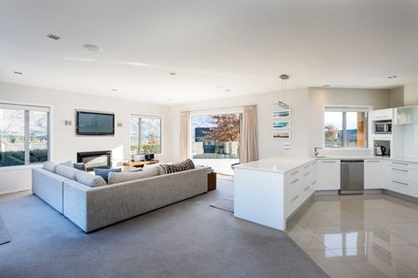 Photo of property in 2 Urquhart Place, Wanaka, 9305