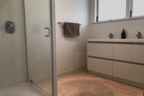 Photo of property in 1 Lenihan Street, Northcote, Auckland, 0627