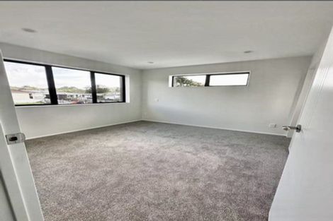 Photo of property in 15b Pipitea Place, Massey, Auckland, 0614