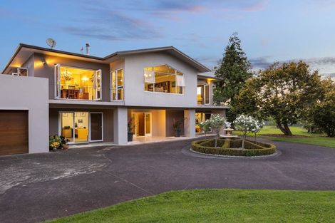 Photo of property in 873 Waitakere Road, Kumeu, 0891