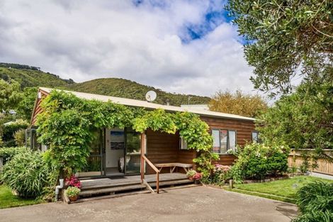 Photo of property in 105 Marine Parade, Eastbourne, Lower Hutt, 5013