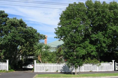 Photo of property in 6 Summer Street, Stanley Point, Auckland, 0624