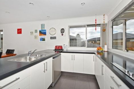 Photo of property in 14 O'farrell Drive, One Tree Point, 0118