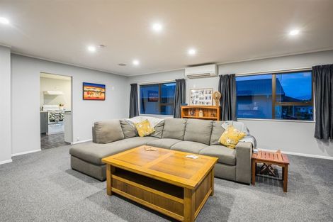 Photo of property in 62 Albatross Close, Whitby, Porirua, 5024
