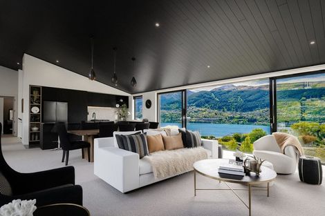 Photo of property in 8 Spring Hill Road, Kelvin Heights, Queenstown, 9300