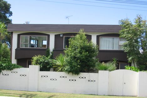 Photo of property in 24/2 Miri Road, Rothesay Bay, Auckland, 0630