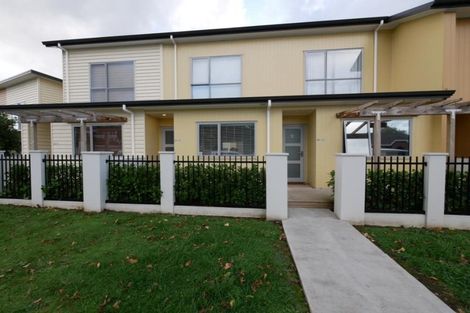 Photo of property in 27/11 Ray Small Drive, Papakura, 2110
