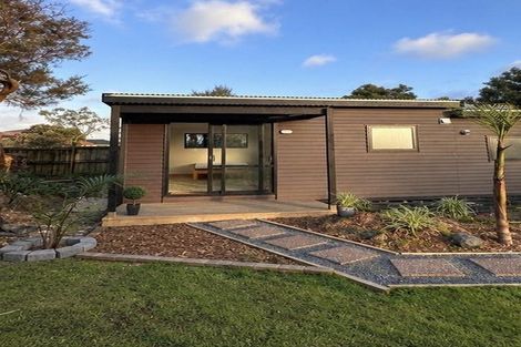 Photo of property in 60 Tiriwa Drive, Massey, Auckland, 0614