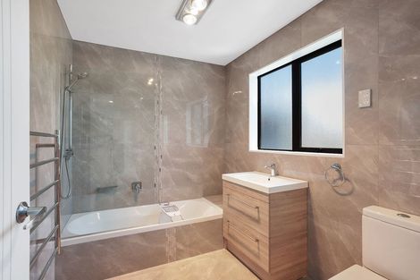 Photo of property in 9b Kingdale Road, Henderson, Auckland, 0610