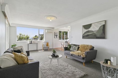 Photo of property in 6 Brooker Grove, Newlands, Wellington, 6037