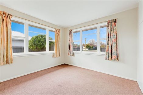 Photo of property in 135 Avonhead Road, Avonhead, Christchurch, 8042