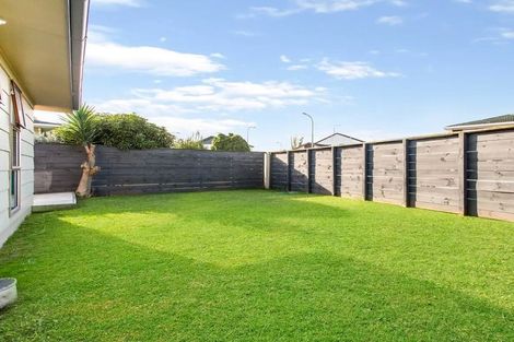 Photo of property in 2/41 Challen Close, Conifer Grove, Takanini, 2112