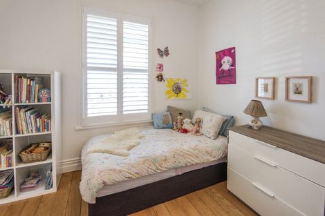 Photo of property in 27 William Bond Street, Stanley Point, Auckland, 0624