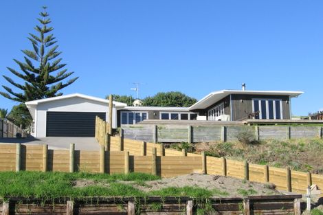 Photo of property in 17 Hicks Crescent, Waikanae Beach, Waikanae, 5036