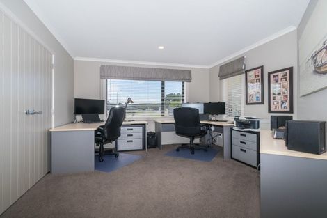 Photo of property in 7 Lorenzo Place, Kelvin Grove, Palmerston North, 4414