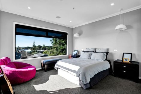 Photo of property in 5 South Road, Moturoa, New Plymouth, 4310