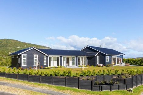 Photo of property in 1 Peregrine Place, Kinloch, Taupo, 3377