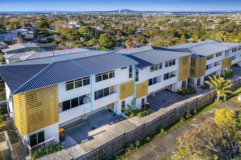Photo of property in 2/3 Coronation Road, Hillcrest, Auckland, 0627