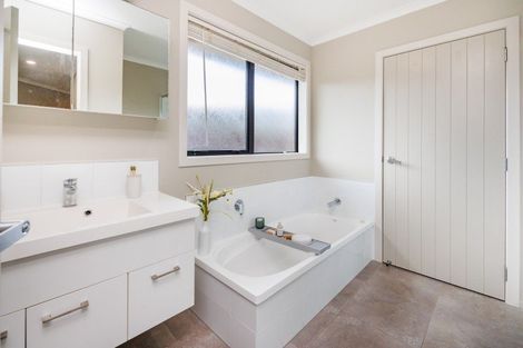 Photo of property in 7 Lorenzo Place, Kelvin Grove, Palmerston North, 4414