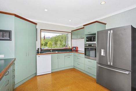 Photo of property in 32 Kawakawa Bay Coast Road, Kawakawa Bay, Papakura, 2585