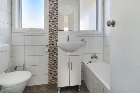 Photo of property in 28 Middlemore Crescent, Papatoetoe, Auckland, 2025