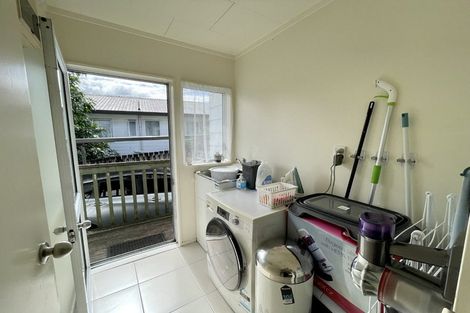 Photo of property in 2/15 Kirklow Place, Goodwood Heights, Auckland, 2105