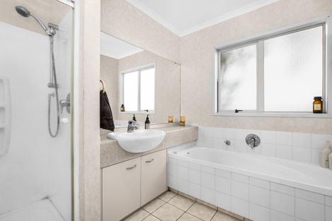 Photo of property in 5 Magic Way, Randwick Park, Auckland, 2105