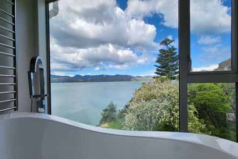 Photo of property in 1 Maramanui Way, Karaka Bays, Wellington, 6022
