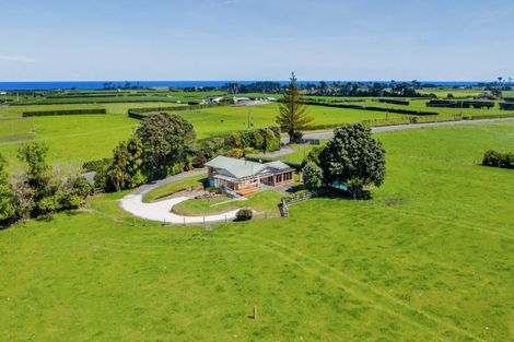 Photo of property in 1904 South Road, Kaupokonui, 4678