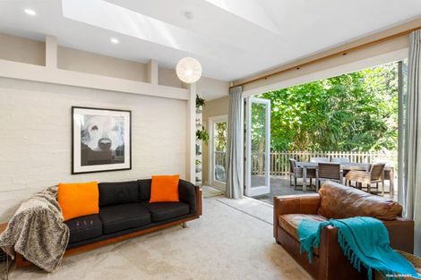 Photo of property in 55 Pupuke Road, Birkenhead, Auckland, 0627