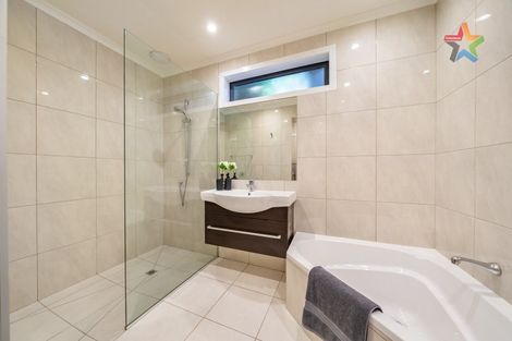 Photo of property in 7 Green Park Lane, Korokoro, Lower Hutt, 5012