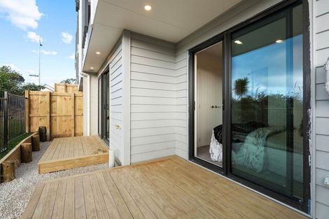 Photo of property in 2/1090 Beach Road, Torbay, Auckland, 0630