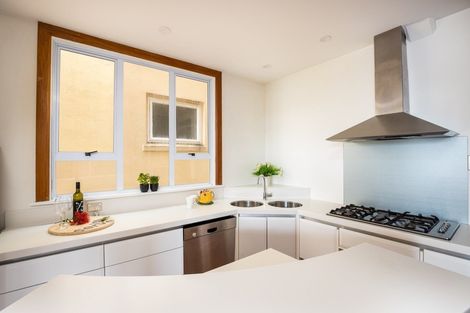 Photo of property in Devonport Apartments, 4/127 Saint Aubyn Street, New Plymouth, 4310