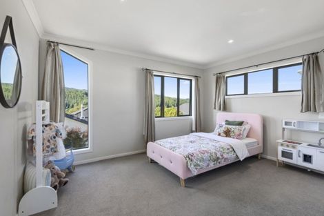 Photo of property in 5 Mcewen Crescent, Riverstone Terraces, Upper Hutt, 5018