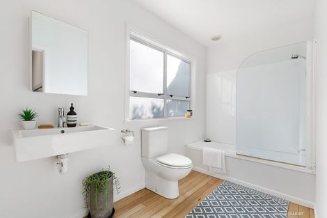 Photo of property in 24 Cave Road, Houghton Bay, Wellington, 6023