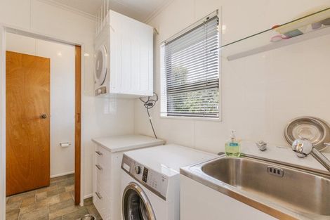 Photo of property in 9 Deakin Place, Clive, 4102