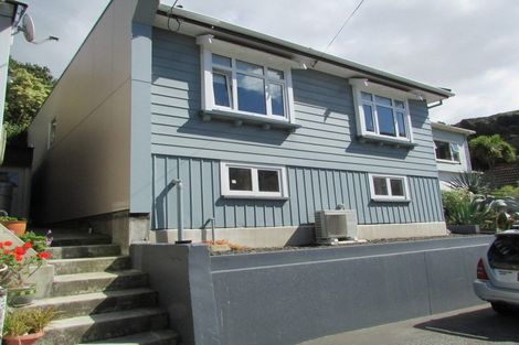 Photo of property in 11 Hawkhurst Road, Lyttelton, 8082