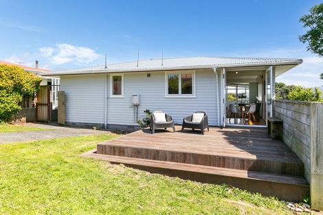 Photo of property in 6 Brooker Grove, Newlands, Wellington, 6037