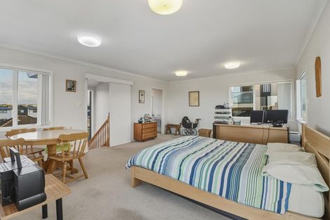 Photo of property in 2 Toru Street, Te Atatu Peninsula, Auckland, 0610