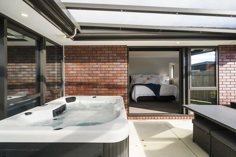 Photo of property in 18 Cyprus Place, Fitzherbert, Palmerston North, 4410