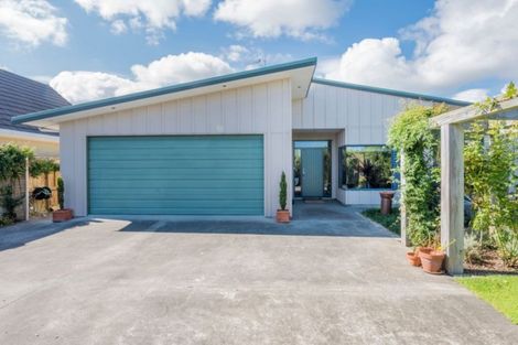 Photo of property in 8a Queenwood Road, Levin, 5510