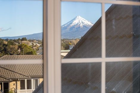 Photo of property in 37 Wallace Place, Westown, New Plymouth, 4310