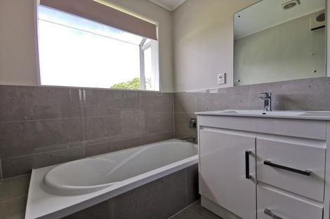 Photo of property in 12 Evesham Place, Newlands, Wellington, 6037