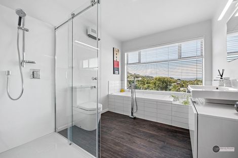 Photo of property in 37 Pekanga Road, Normandale, Lower Hutt, 5010