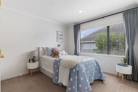 Photo of property in 22 The Esplanade, Eastern Beach, Auckland, 2012