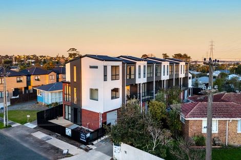 Photo of property in 2/32 Tiraumea Drive, Pakuranga, Auckland, 2010