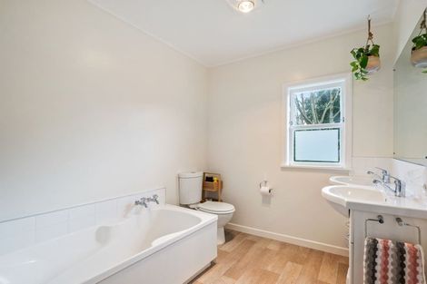 Photo of property in 22 Greenaway Road, Waikanae, 5036